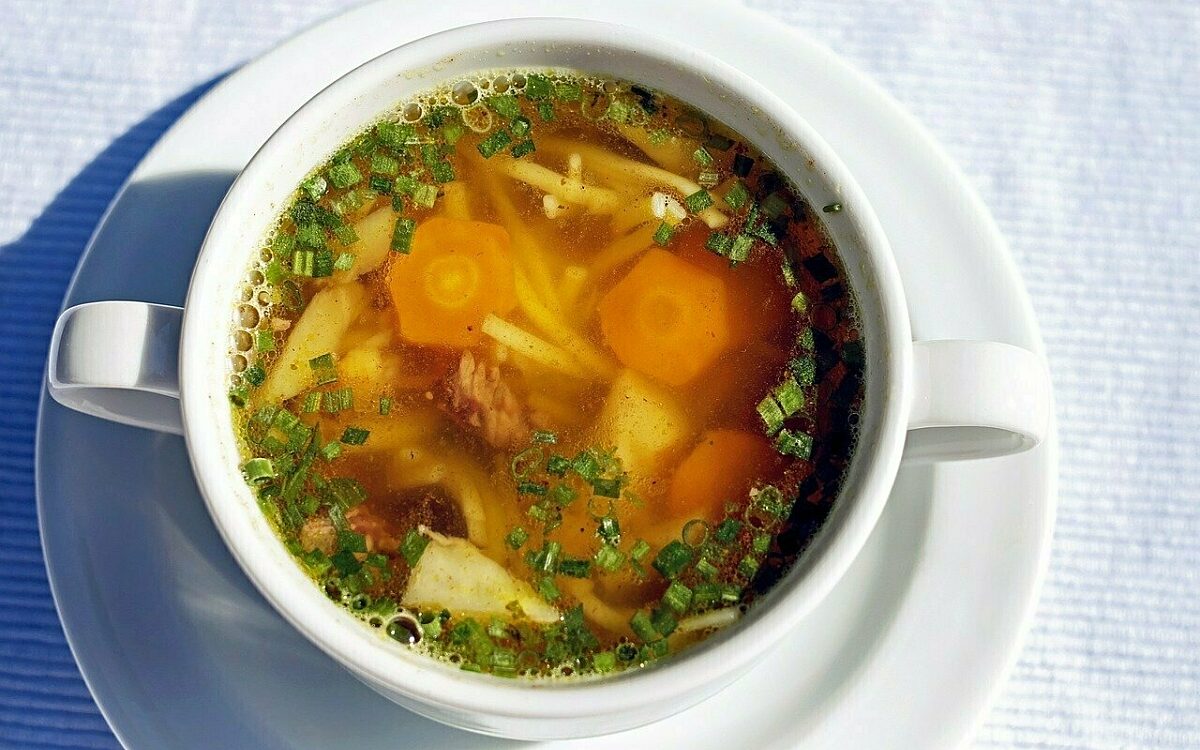 Eine angerichtete Gemüsesuppe Eine angerichtete Gemüsesuppe